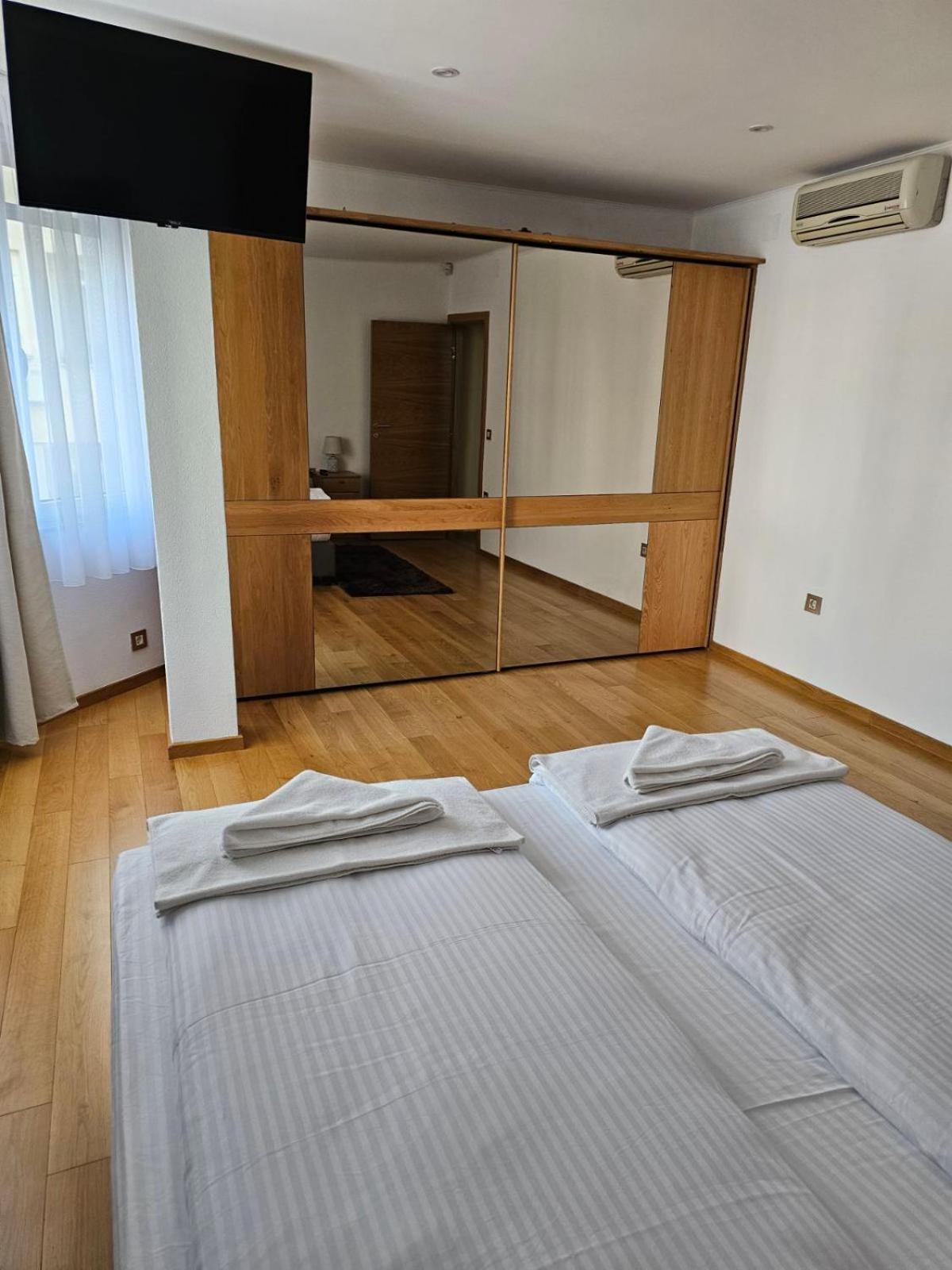 Apartman Centar Bulevar Ex Sa Garazom Banja Luka Eksteriør billede